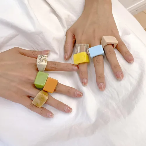 Vista 6 de Anillos gruesos de resina multicolor para mujeres y niñas, anillos de resina acrílica, anillos exagerados para nudillos, anillos geométricos