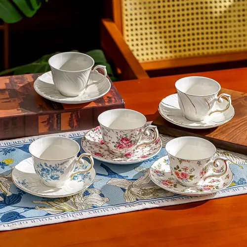 Vista 5 de Agyiuns tazas y platillos de cerámica para café, 6oz, taza de café para café, latte, café moca y té - Juego de 4 (Flores grandes - Juego de 4)