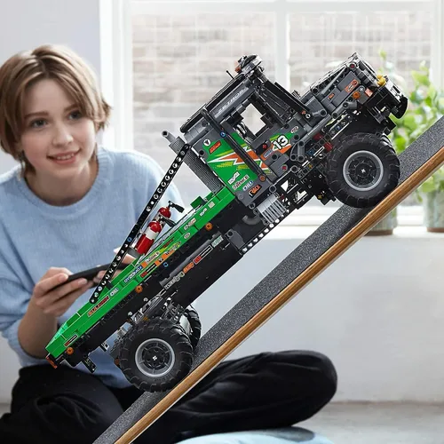 Vista 4 de LEGO Technic 4x4 Mercedes-Benz Zetros Trial Truck 42129 Kit de construcción; explora un potente camión de juguete controlado por aplicación; nuevo