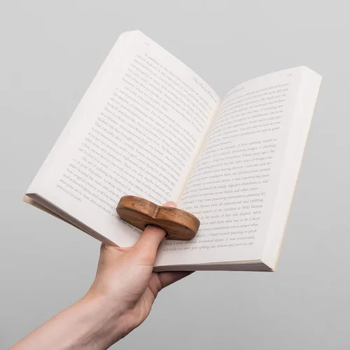 Vista 2 de TILISMA Soporte para páginas de libros, accesorios de lectura de corazón de madera hechos a mano, regalos para amantes de los libros (mediano)
