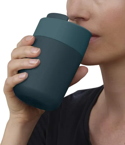 Vista 8 de Joseph Joseph Sipp™ - Taza de viaje para café con tapa abatible - 340 ml (12 fl. oz) - Azul