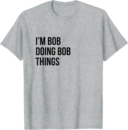 Vista 32 de Camiseta con texto en inglés "I'm Bob Doing Bob Things" Asfalto