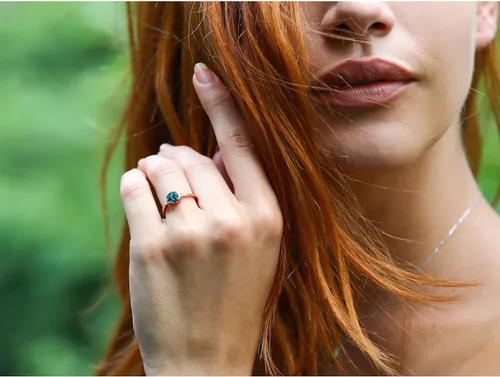 Vista 6 de Gem Stone King Anillo de compromiso de oro rosa de 10 quilates con topacio azul Londres y zafiro blanco creado para mujer