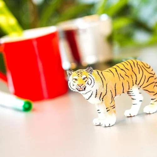 Vista 6 de Safari Ltd. Figura de Tigresa de Bengala – Figura realista de vida silvestre pintada a mano de 5 pulgadas – Juguete educativo para niños, niñas