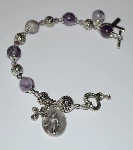 Vista 3 de Pulsera de rosario de San Peregrino en amatista natural, pulsera de rosario, pulsera de amatista, piedra natal de febrero, elige santo, encanto
