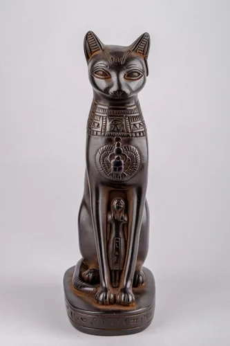 Vista 2 de Estatua egipcia antigua de la diosa Bastet gato pesado piedra negra hecha en Egipto. bastet en su forma tardía de una mujer con cabeza de gato