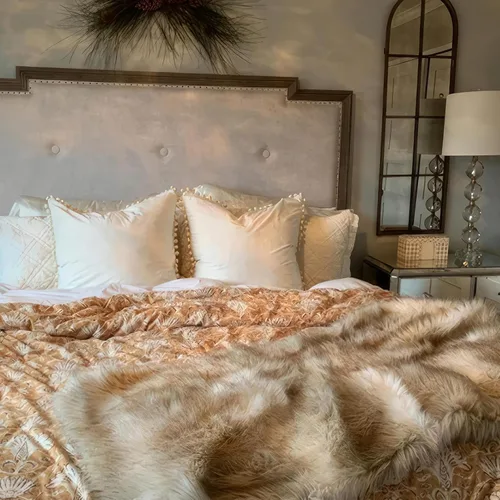 Vista 6 de Top Finel juego de 2 fundas decorativas con pompones para almohada euro, de terciopelo suave, lisas, para sofá, dormitorio o automóvil, 26 x 26 Rosa