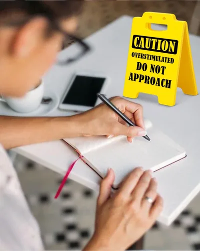 Vista 4 de Divertida decoración de escritorio de oficina sobreestimulada con texto en inglés "Do Not Approach Caution", decoración de cubículo de oficina