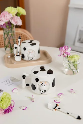 Vista 4 de DIHOclub Adorable Taza de Cerámica 3D de Vaca con Tapa y Cuchara - Perfecta para Café, Té, Leche y Más - Regalo Ideal para Amantes de los Animales