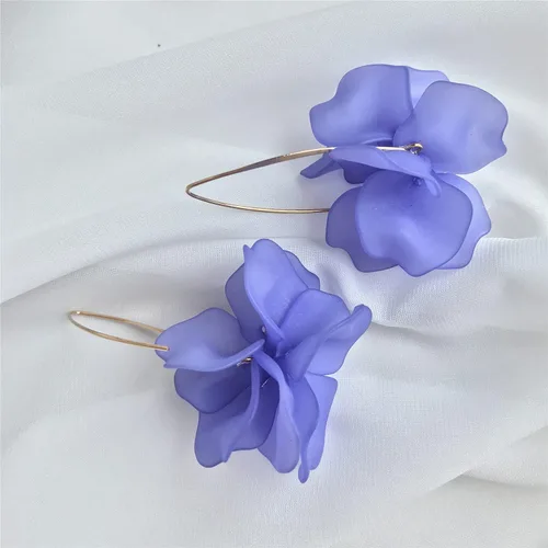 Vista 9 de D.Rosse Aretes de resina colgantes de pétalos de rosa bohemios, aretes de flores de acrílico escalonadas, aretes de borla floral exagerados