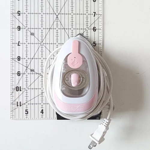 Vista 5 de Madam Sew Mini plancha para coser y acolchar con vapor y punta de precisión Doble voltaje 100-240 V, esfera térmica ajustable, placa de precisión