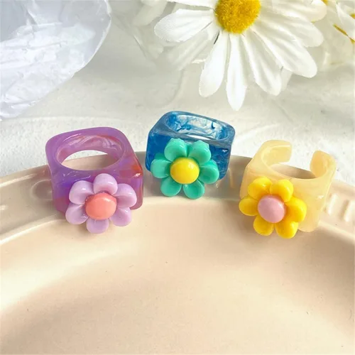 Vista 4 de WCRAZYE Juego de 5 anillos de resina Y2K con diseño de margaritas y flores de resina gruesa Y2K para mujeres y niñas
