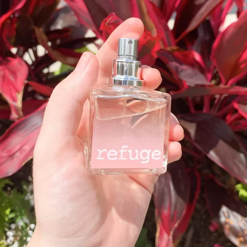 Vista 3 de CHARLOTTE RUSSE Refuge - Perfume en espray – Fragancia floral fresca y afrutada para uso diurno, noche y ocasiones especiales, frambuesa, melocotón