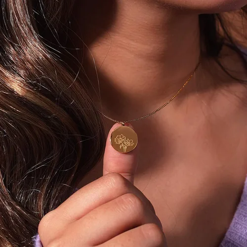 Vista 2 de FANCY SHINY Collar con dije de flor del mes de nacimiento, delicado collar de moneda dorada grabada de acero inoxidable para mujer, regalo para ella