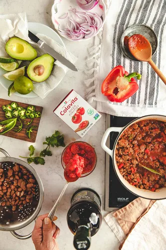 Vista 6 de Colavita Tomates italianos en dados, perfectos para salsas gruesas y platos de pasta, o como decoración para bruschetta y sopas, caja de recreación