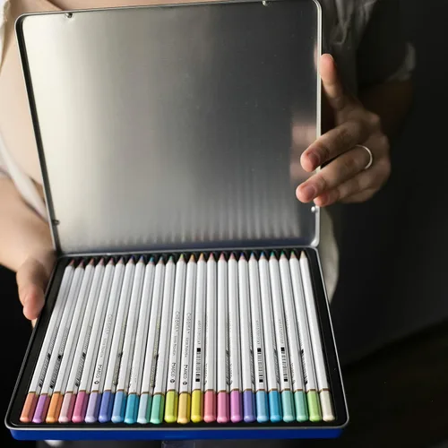 Vista 8 de Lápices de colores pastel Marco Chroma Manga Juego de 24 unidades en caja de metal; dureza 2B, suministros de dibujo profesional para niños