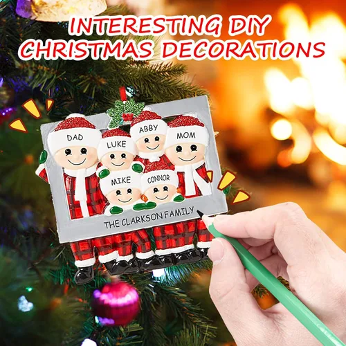 Vista 3 de Adorno de Navidad personalizado 2025, adorno para árbol de Navidad, marco personalizado de familia feliz hecho de cerámica, colgante con nombre