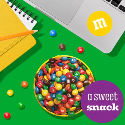 Vista 5 de M&M'S Caramelos de chocolate con leche, tamaño de fiesta, bolsa de 38 onzas