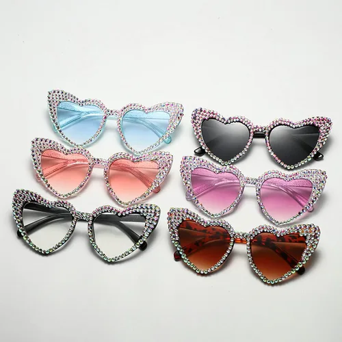 Vista 5 de mincl Lindas gafas de sol de corazón para mujer, de moda, brillantes, con diamantes de imitación, poligonales, color rosa, protección UV