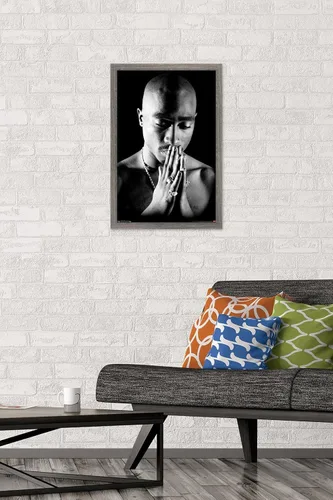 Vista 2 de Trends International Tupac - Póster de pared rezando, 14.725 x 22.375 pulgadas, versión enmarcada de madera de granero