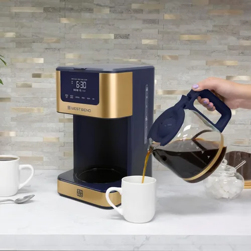 Vista 7 de West Bend Cafetera programable atemporal de 12 tazas con selector de fuerza de preparación para café caliente y helado, incluye opción