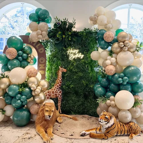 Vista 4 de Kit de arco de guirnalda de globos de selva safari para decoración de fiesta de cumpleaños Wild One, 157 globos verde salvia marrón con globos