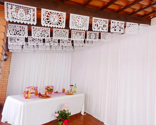 Vista 5 de Paquete de pancartas de papel picado blanco a granel de banderas mexicanas, más de 120 pies, hechas de elegante papel de seda blanco con un tema