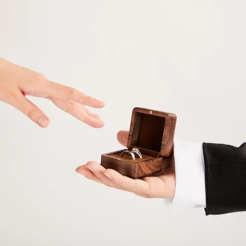 Vista 7 de Roycraft Caja para anillos con 2 ranuras, forro blanco para propuesta, boda, ceremonia, día de compromiso