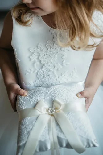 Vista 4 de Juego de almohada y cesta de anillo de marfil Colección de encaje niña de flores y cesta de bienvenida para invitados, cestas de boda hechas a