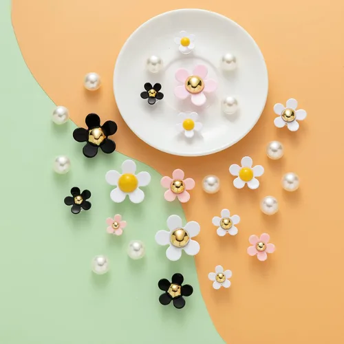 Vista 4 de LOMOYATO Dijes de flores para zapatos de cocodrilo, sandalias, pulseras, accesorios de decoración, bonitos dijes de zapatos de diseñador para niñas