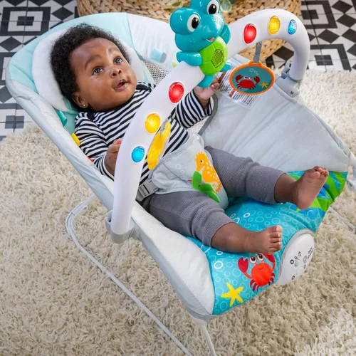 Vista 12 de Baby Einstein Ocean Explorers Asiento Saltarín Musical para Bebés, Kick to It Neptune, Unisex, para Edades de 0-6 Meses hasta 20 libras