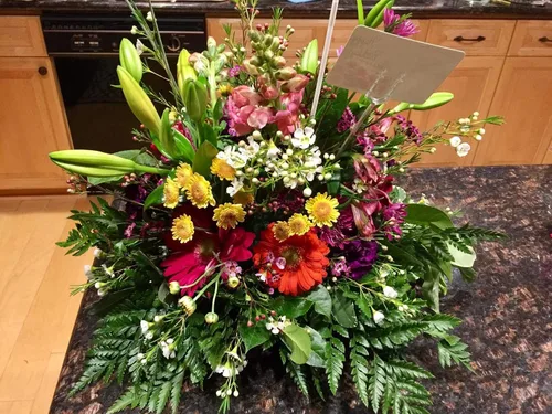 Vista 2 de Floral Supply Online - Cuencos de diseño verde para arreglos florales, centros de mesa y decoración navideña. (6 pulgadas verdes, 12 cuencos)