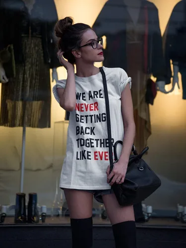 Vista 2 de Camiseta unisex con texto en inglés We are Never Getting Back Together Like Ever