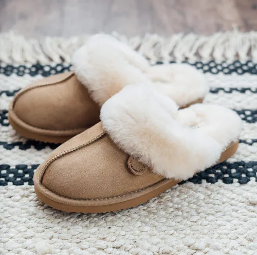 Vista 12 de Dearfoams Women's Fireside Sydney Shearling Fur IndoorOutdoor Scuff Slipper with Wide Widths
