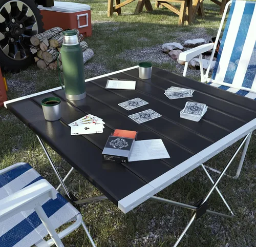 Vista 4 de Bullets Playing Cards, Backpacker - Naipes de plástico en caja de aluminio con reglas para 5 juegos de mochileros, incluyendo tarjetas cortadas