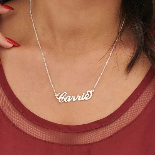 Vista 5 de MyNameNecklace - Collar con dije con nombre personalizable en plata esterlina 925 y chapado en oro