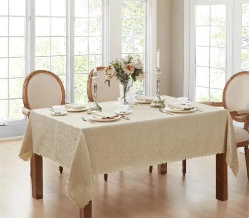 Vista 10 de Newbridge Servilletas de Tela de Damasco Festoneado Portofino para Navidades y Fiestas, Juego de 4, Dorado, Resistente a Arrugas y Manchas, Juego