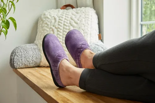 Vista 6 de Dearfoams Darcy - Pantuflas de velour de microfibra, tipo zueco con bordes acolchados, para mujer