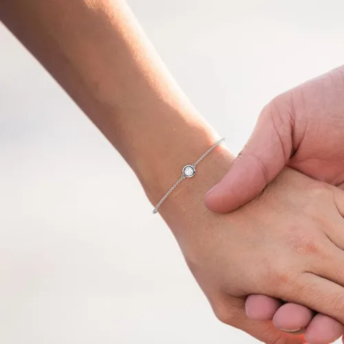 Vista 5 de Pulsera minimalista de oro de 14 quilates con zafiro blanco redondo de 0,17 quilates
