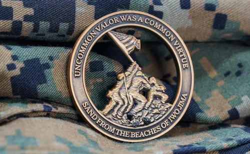 Vista 5 de Moneda de desafío USMC del Cuerpo de Marines Iwo Jima con arenas reales de Iwo Jima - Regalos del Cuerpo de Marines Negocio propiedad