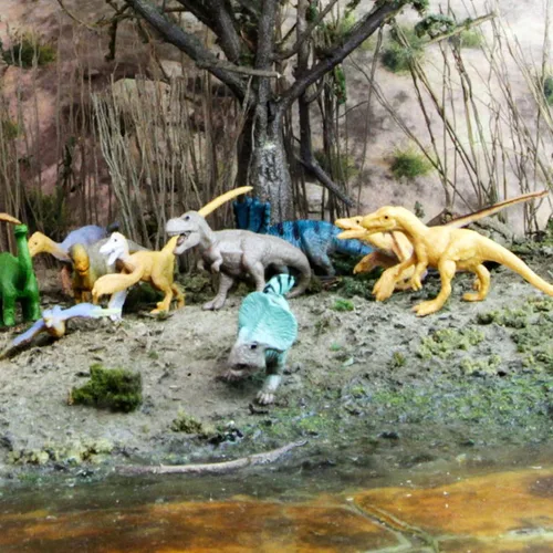 Vista 3 de Safari Ltd. Feathered Dinosaurs TOOB - Figuras de T-Rex, Velociraptor, Microraptor y más - Divertido juguete educativo para niños, niñas y niños a