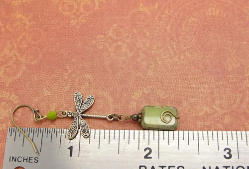 Vista 3 de Pendientes Boho Libélula en Verde Oliva y Latón 2.25 Pulgadas Largo
