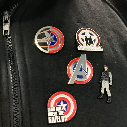 Vista 5 de Marvel Studios: The Falcon y The Winter Soldier - Juego de 5 pines de solapa con base de metal y esmalte con caja circular de 6.3 pulgadas