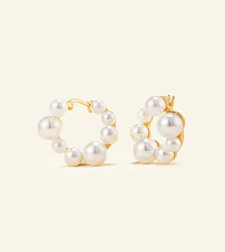 Vista 4 de Aretes de aro de perlas de oro para mujer, aretes Huggie de oro de 18 quilates Aretes de aro de oro pequeños ligeros para niñas