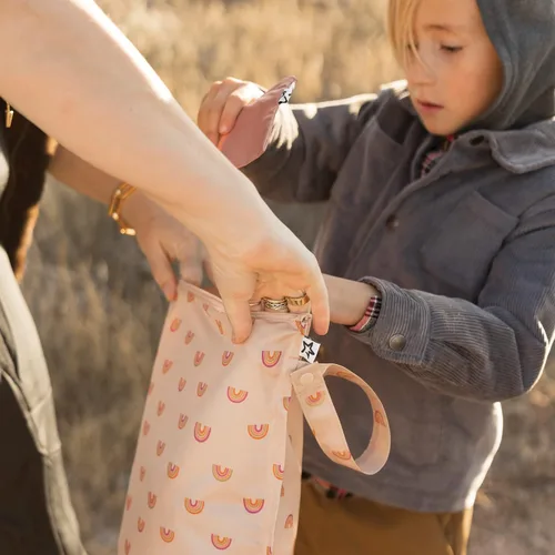 Vista 3 de Tiny Twinkle Bolsas húmedas a prueba de desorden Paquete de 1 bolsa reutilizable impermeable para trajes de baño Ropa de bebé Bolsa de viaje