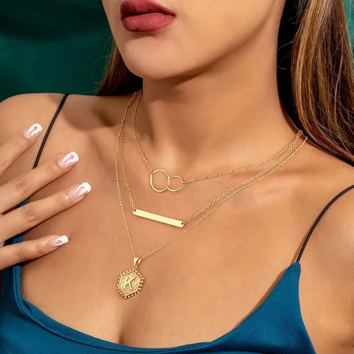 Vista 2 de Collares con iniciales en capas para mujer, collar de barra chapado en oro de 14 quilates, collar con dije de letra hexagonal en capas delicadas