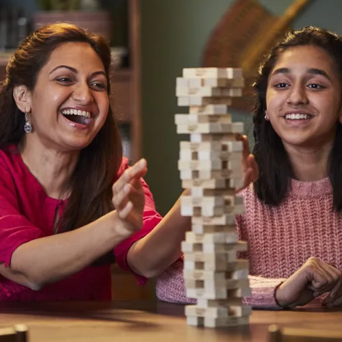 Vista 7 de Hasbro Gaming Jenga Game El juego original de bloques de madera con bloques de madera auténtica Torre apilable A partir de 6 años 1 o más