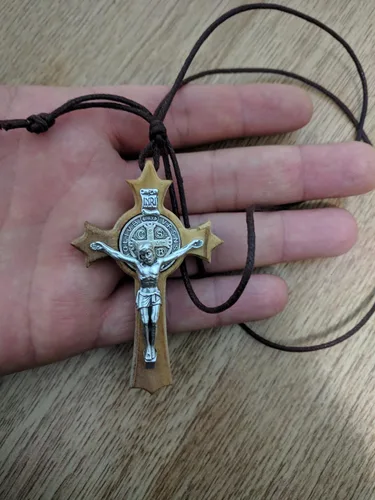 Vista 3 de Collar católico con colgante de cruz de crucifijo de metal de madera de olivo de San Benito para hombre y mujer regalo de 3 pulgadas 155 inc Madera