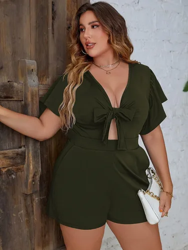 Vista 5 de WDIRARA Overol corto de manga corta con cuello en V profundo y nudo frontal para mujer, talla grande, con bolsillos