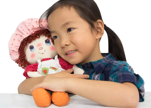 Vista 8 de Strawberry Shortcake Retro Classic - Muñeca suave, para niños de 3 años en adelante, los estilos pueden variar